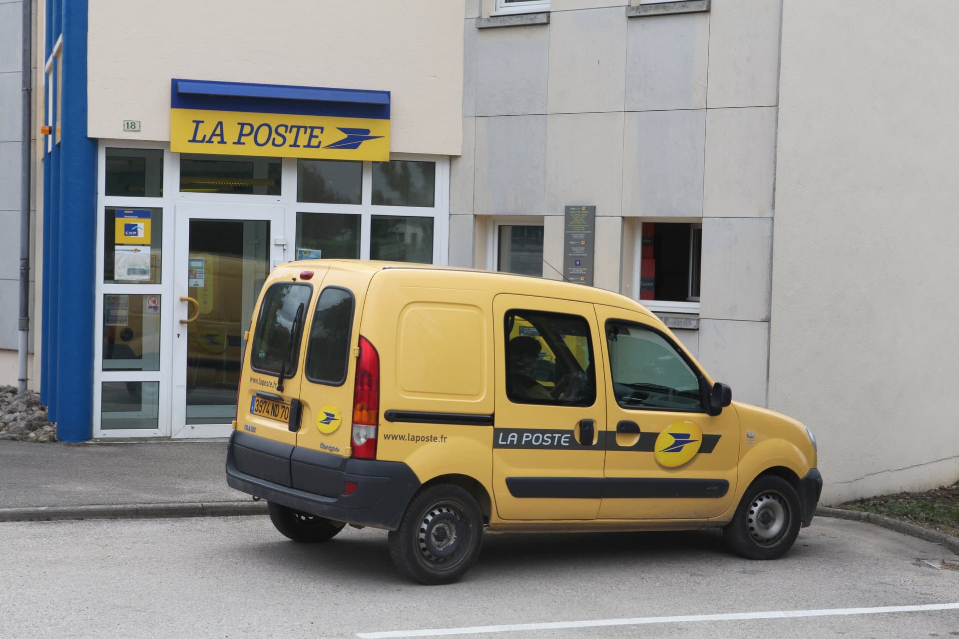 la-poste-pourrait-devenir-un-point-de-vente-de-billets-davion-ou-de-train