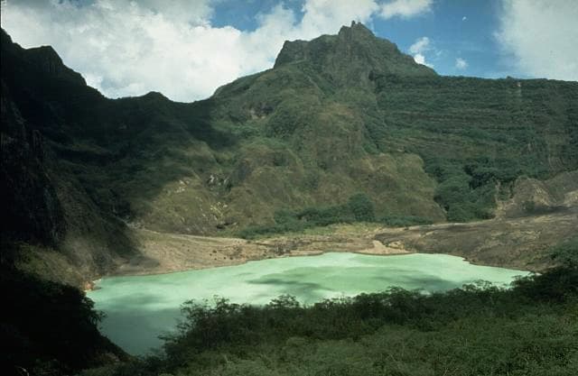trois-aeroports-indonesien-fermes-le-ciel-obscurci-par-des-nuages-de-cendres