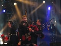 easyjet-casse-une-guitare-des-red-hot-chilli-pipers