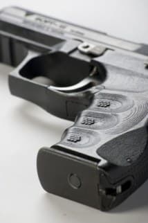 lhotesse-avait-une-arme-dans-son-sac