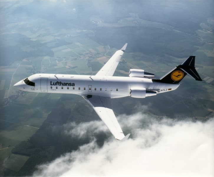un-avion-lufthansa-se-trompe-et-atterrit-sur-une-piste-en-construction