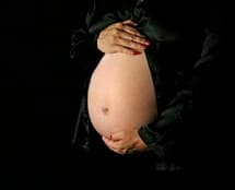 de-faux-ventres-de-femmes-enceintes-pour-des-voyageuses-daffaires