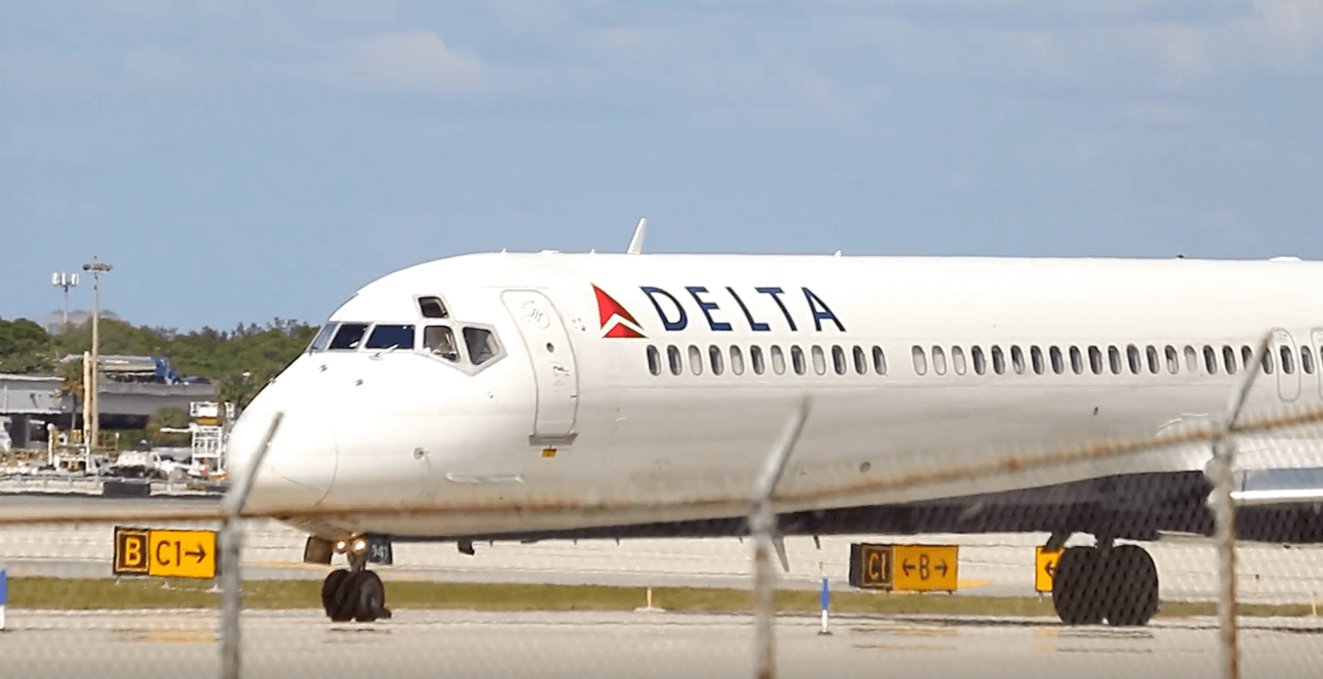 etats-unis-un-avion-de-delta-atterrit-en-urgence-suite-a-une-defaillance-moteur