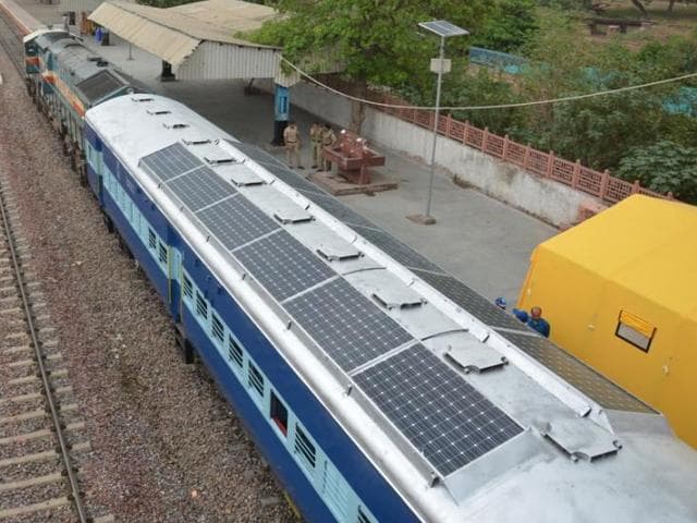 les-gares-et-trains-indiens-a-lenergie-solaire