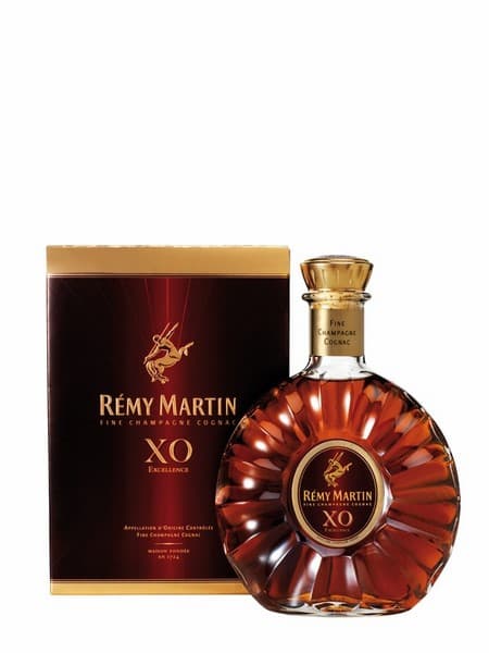 ne-pouvant-embarquer-avec-sa-bouteille-de-cognac-de-170e-elle-la-boit-entierement