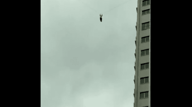 il-tente-dechapper-a-sa-facture-dhotel-en-senfuyant-par-les-cables-telephoniques-video
