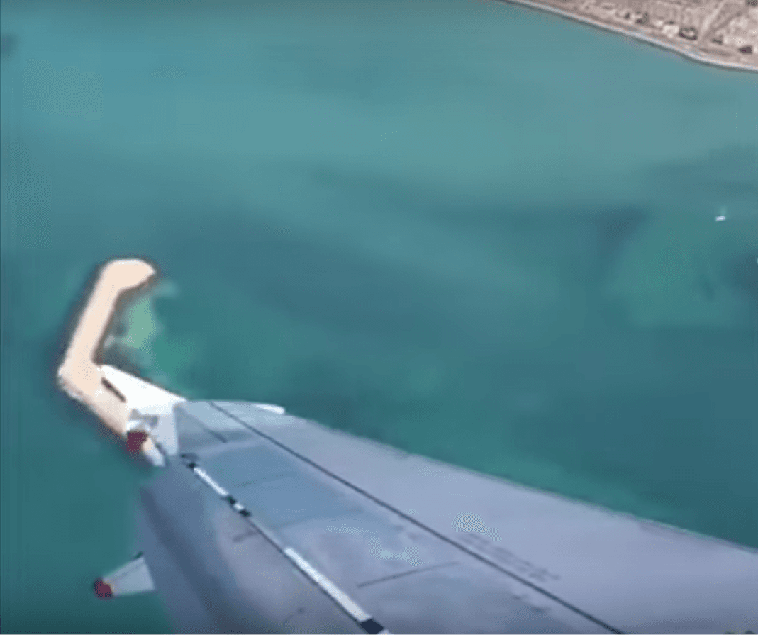 un-vol-prend-des-airs-de-montagnes-russes-face-aux-vents-violents-de-gibraltar-video