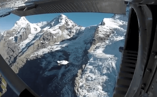 ils-entrent-dans-un-avion-en-plein-vol-en-wingsuit-video