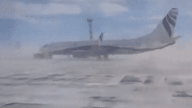 un-b737-tourne-sur-lui-meme-a-cause-du-vent-video