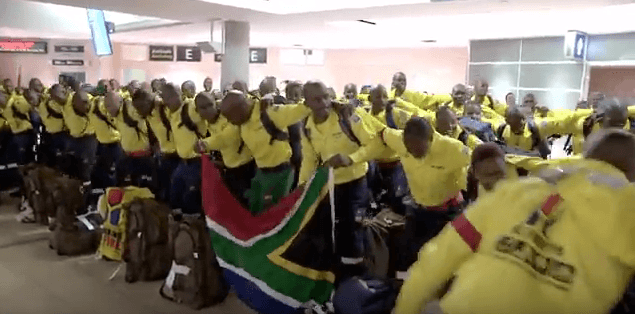 des-pompiers-sud-africains-font-le-show-au-edmonton-airport-video