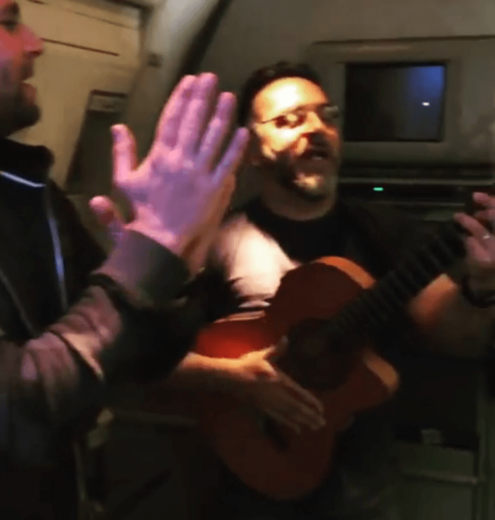 les-gipsy-kings-offrent-un-mini-concert-aux-passagers-dun-vol-air-france