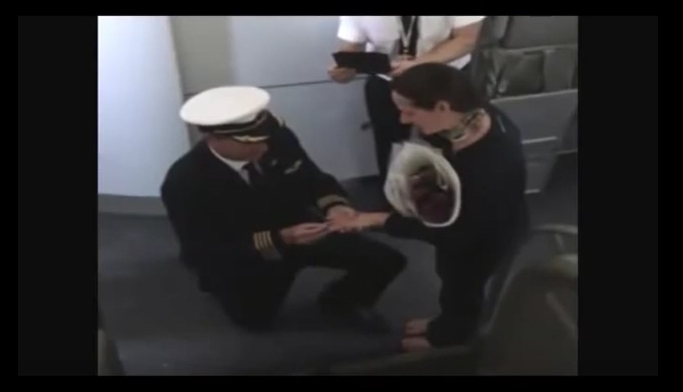 Un pilote fait sa demande en mariage en plein vol (+vidéo)