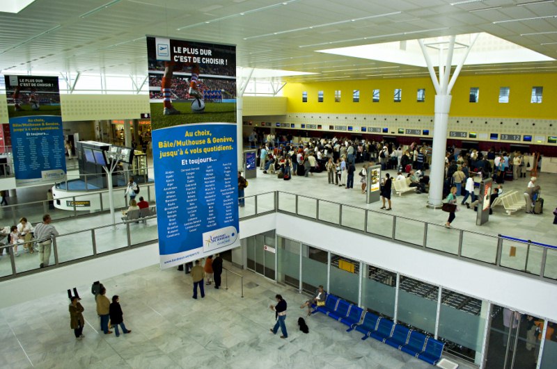 Les voyageurs d'affaires se garent au plus près de l'Aéroport de Bordeaux