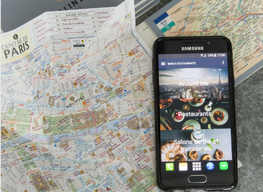 Un smartphone à disposition des voyageurs d'affaires au Nolinski Paris