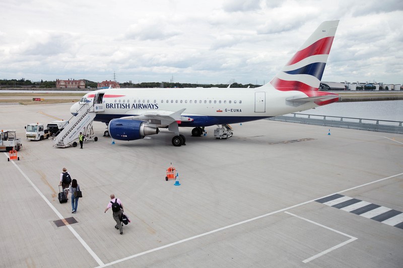 L'A318 de British Airways part vers New York avec la carte de l'Europe