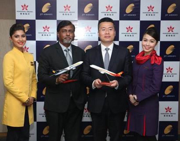 Jayaraj Shanmugam, Directeur Commercial de Jet Airways (deuxième à gauche) et Li Dianchun, Directeur Commercial de Hong Kong Airlines (troisième à gauche), lors de la signature du codeshare à Mumbai Jayaraj Shanmugam, Directeur Commercial de Jet Airways (deuxième à gauche) et Li Dianchun, Directeur Commercial de Hong Kong Airlines (troisième à gauche), lors de la signature du codeshare à Mumbai