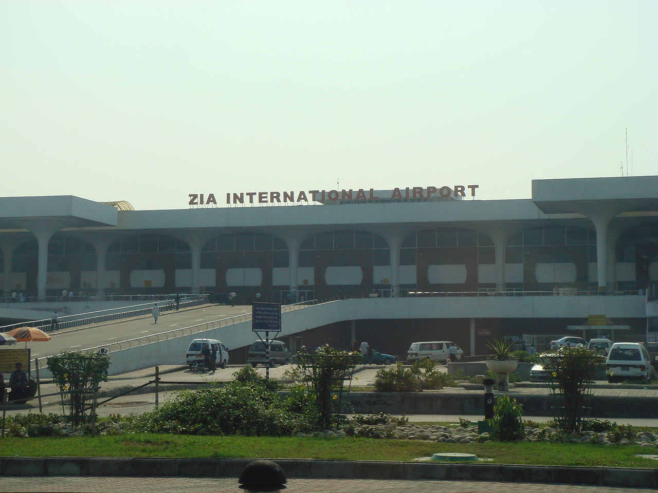 Aéroport de Dacca (Bangladesh) : les passagers ne peuvent se faire déposer que par une personne