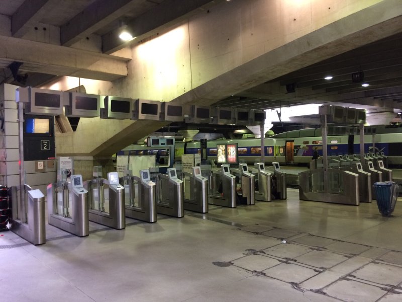 Des portiques pour les TGV en gare de Montparnasse
