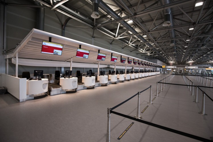 Un hall de départ temporaire à l'aéroport d'Amsterdam