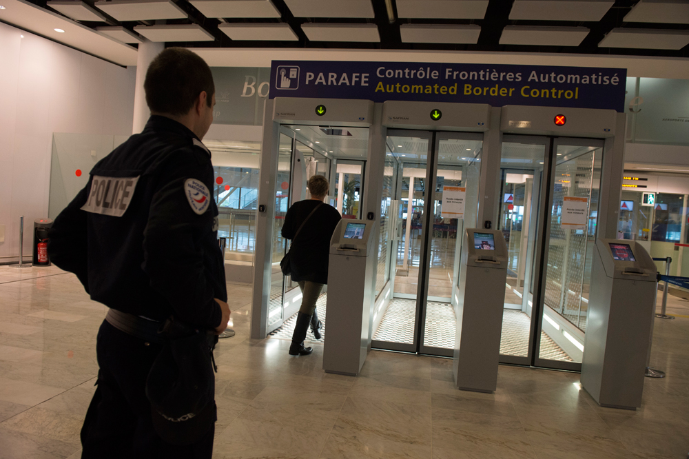 Contrôles passeports: les aéroports tirent le signal d'alarme