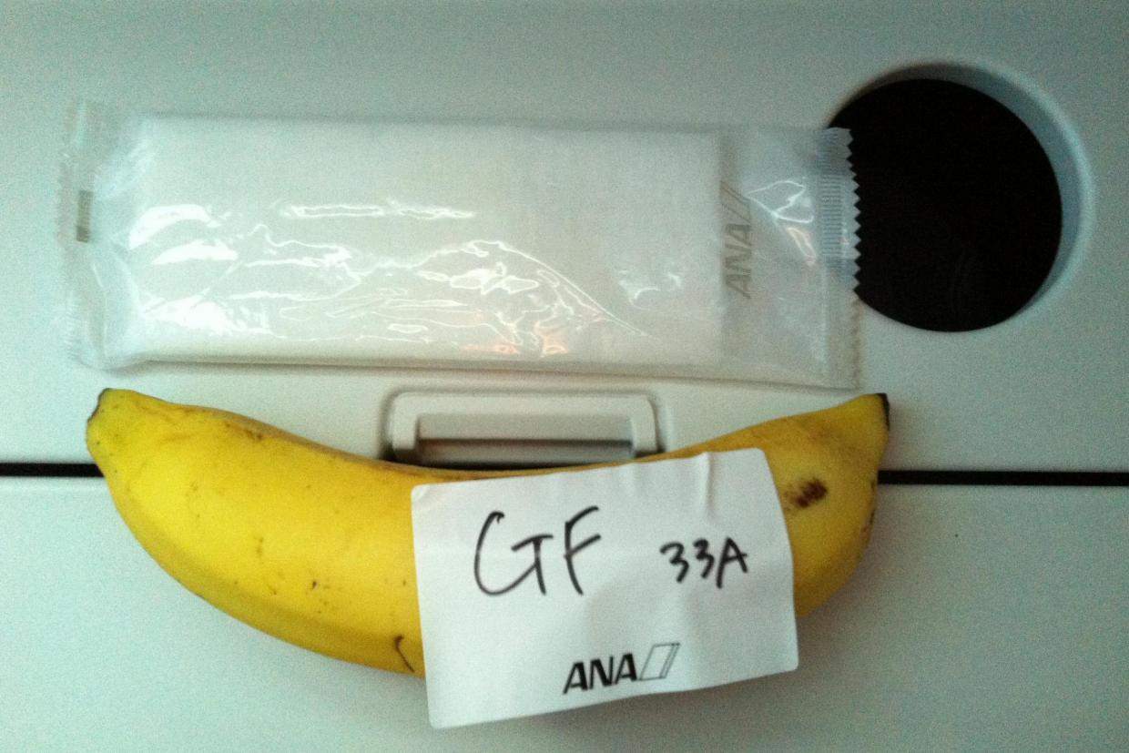 Il demande un repas sans gluten, ANA lui donne une banane