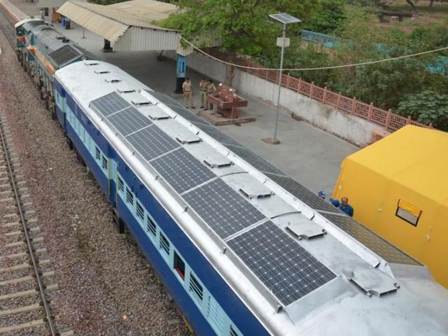 Les gares et trains indiens à l'énergie solaire