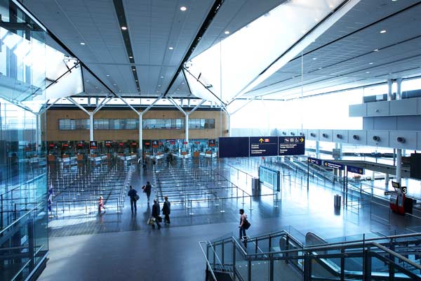 Aéroport de Montréal : des mesures pour réduire les files d'attente aux frontières