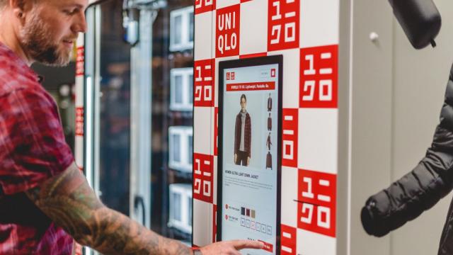 Uniqlo installe des distributeurs de vêtements dans les aéroports
