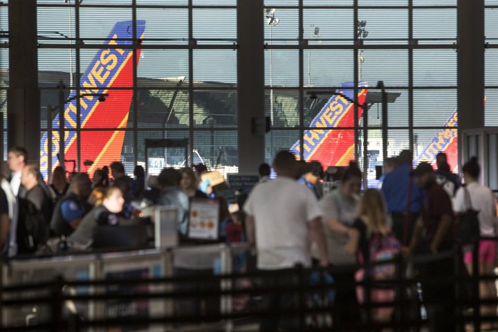 Les 2 aéroports de Houston restent fermés