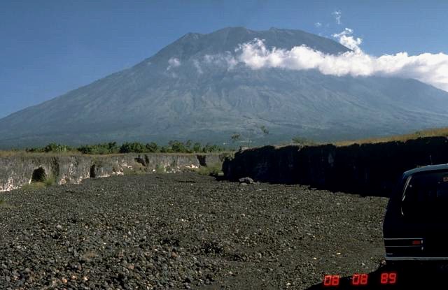 Indonésie : le Mont Agung crache des cendres, pas d'impact actuellement sur le trafic