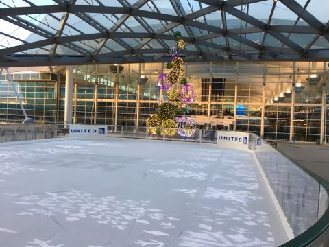 Denver Airport : les voyageurs d 'affaires attendent leur vol en faisant du patin à glace