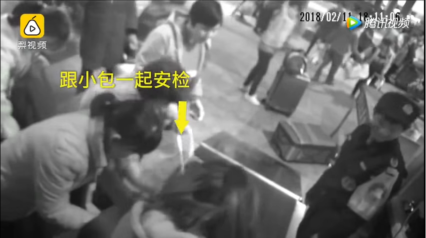 Chine : elle s'engouffre avec son sac dans le scanner de bagages