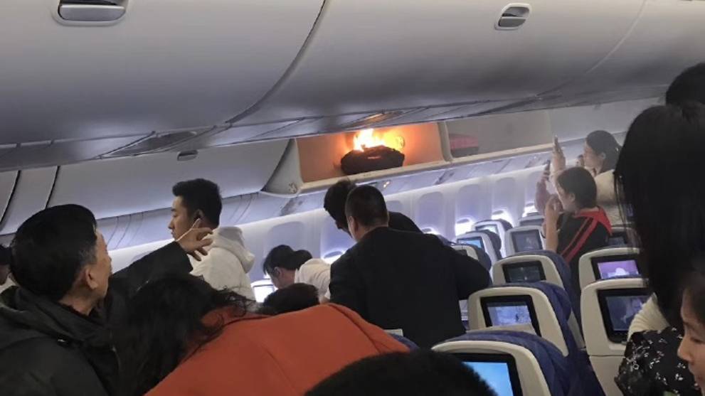 China Southern Airlines : un sac prend feu dans un coffre à bagages