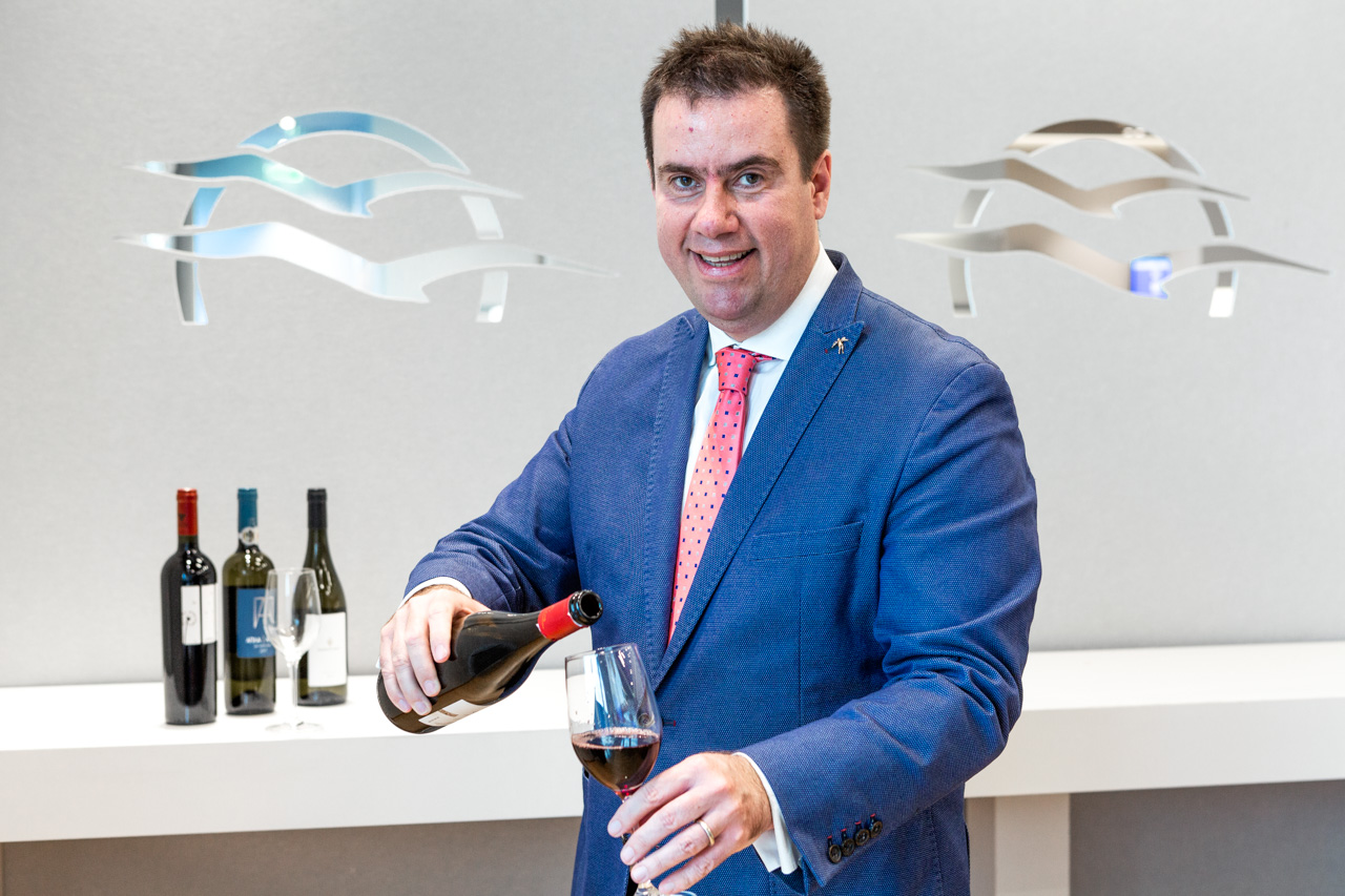 Konstantinos Lazarakis, le premier œnologue grec classé parmi les 360 meilleurs professionnels du vin au monde Konstantinos Lazarakis, le premier œnologue grec classé parmi les 360 meilleurs professionnels du vin au monde