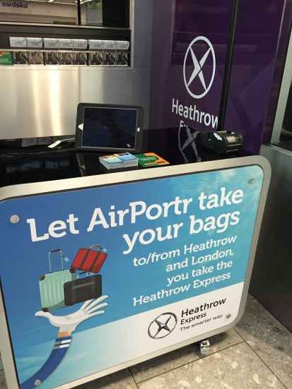 Des bagagistes pour les vols Finnair à l'aéroport de Londres Heathrow