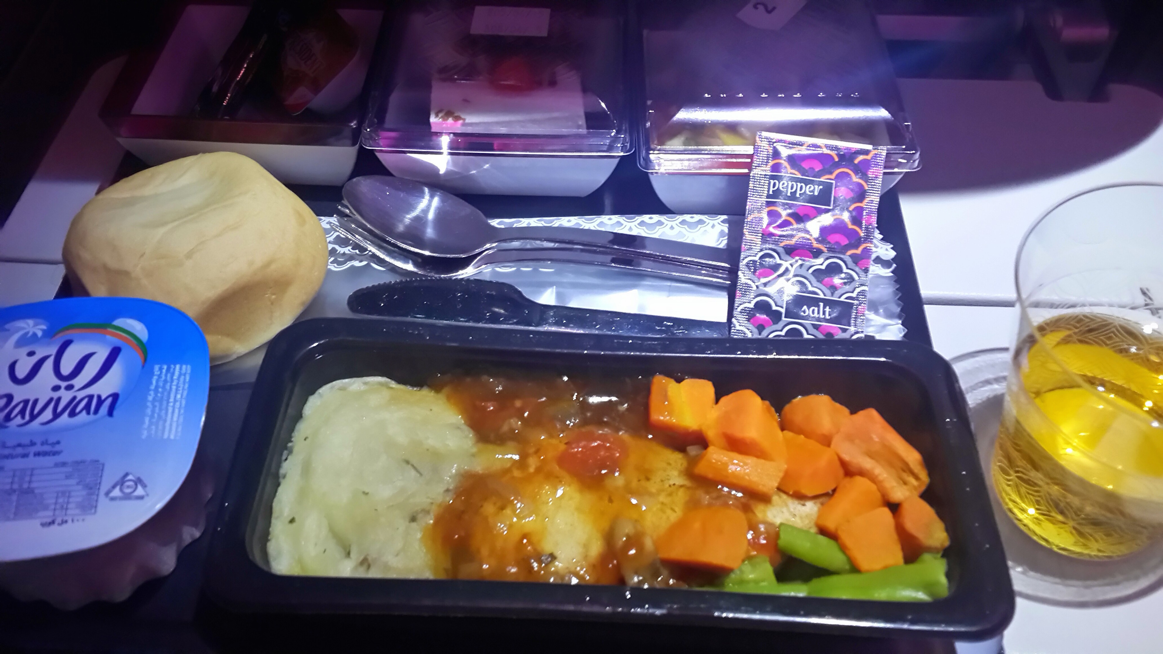 Qatar Airways augmente la taille des repas en classe éco