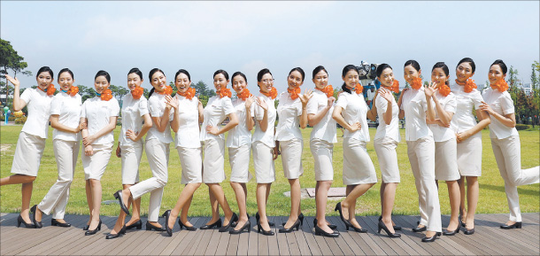 Les hôtesses de Jeju Air ne sont plus obligées de porter des talons hauts