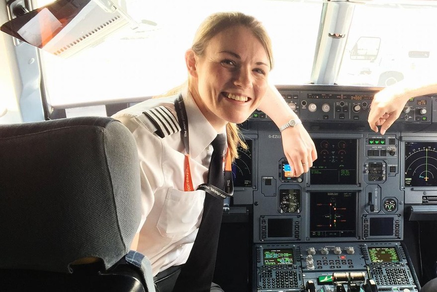 Kate McWilliams, pilote d'EasyJet âgée de 26 ans est devenue la plus jeune femme commandant de bord au monde Kate McWilliams, pilote d'EasyJet âgée de 26 ans est devenue la plus jeune femme commandant de bord au monde