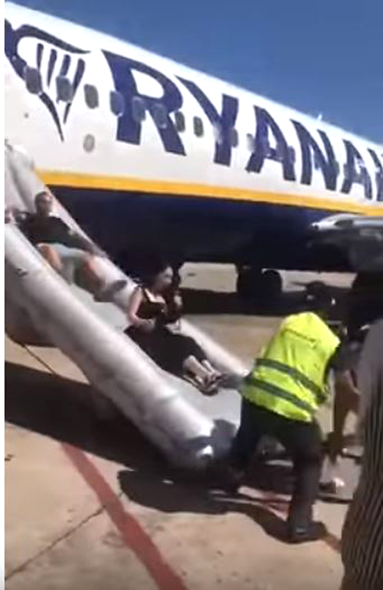 A Barcelone, évacuation d'urgence d'un vol Ryanair prêt à décoller (+Vidéo) 