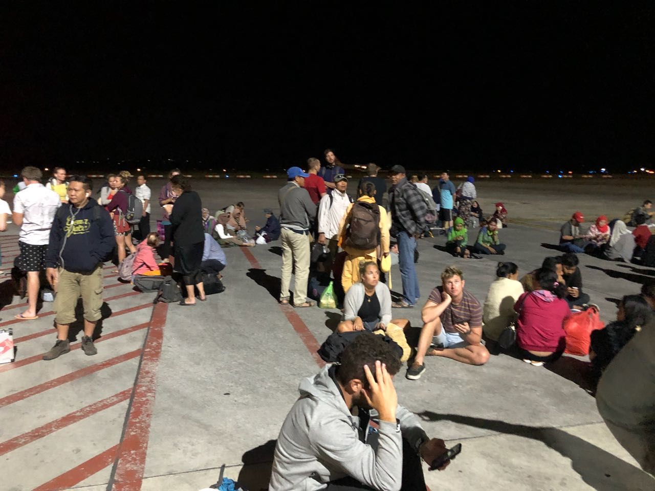 Plus de 90 morts et tous les aéroports fermés sur une île d'Indonésie