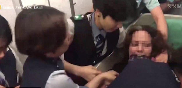 Les policiers expulsent de l'avion une passagère agressive (+Vidéo)