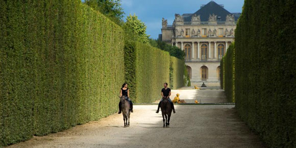 Promenade à cheval dans le parc du château de Versailles