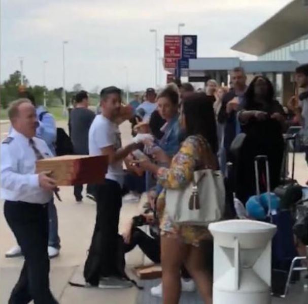 Un commandant de bord fait livrer des pizzas à ses passagers après un atterrissage forcé (+Vidéo)