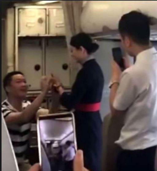 Une hôtesse de China Eastern licenciée après une demande en mariage (+Vidéo)