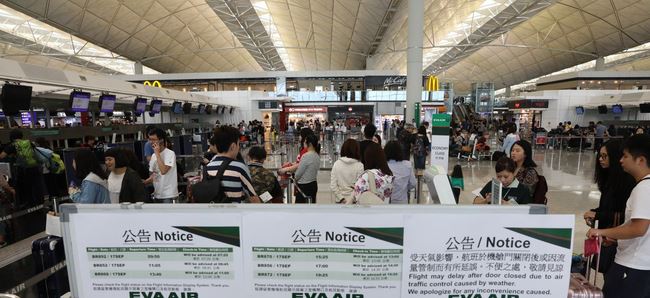 Après le typhon Mangkut, l'aéroport de Hong Kong ouvert jour et nuit