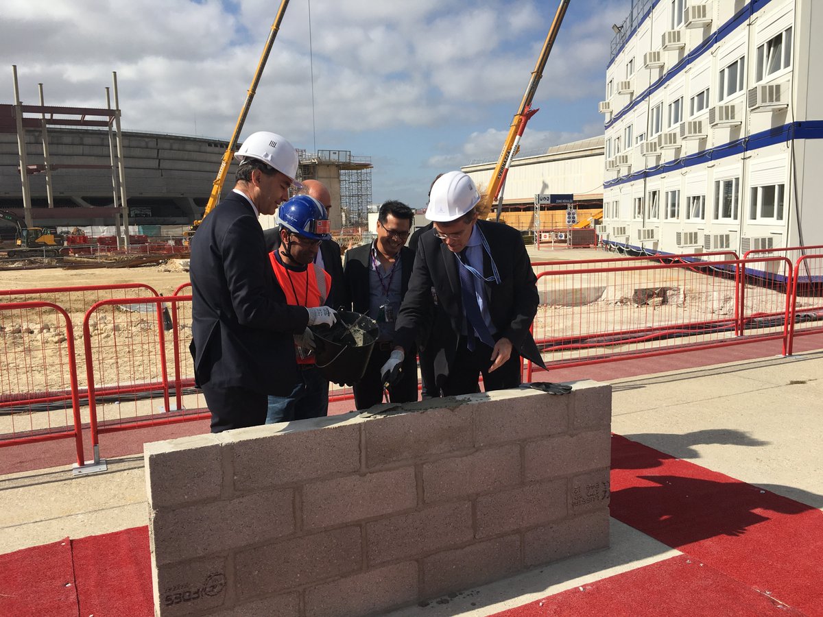 Marc Houalla, directeur de l’aéroport de CDG et Guillaume Sauvé, directeur de l’Ingénierie et Aménagement, ont pris la truelle pour le futur Terminal 1 - DR ADP Marc Houalla, directeur de l’aéroport de CDG et Guillaume Sauvé, directeur de l’Ingénierie et Aménagement, ont pris la truelle pour le futur Terminal 1 - DR ADP