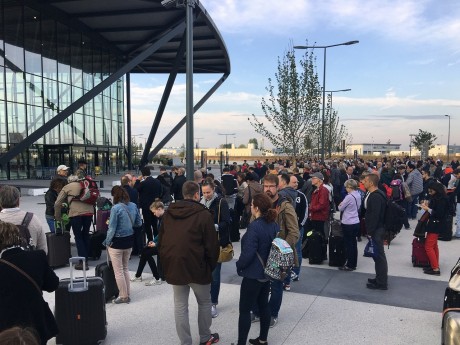 L' Aéroport de Lyon évacué après la découverte d'un colis suspect