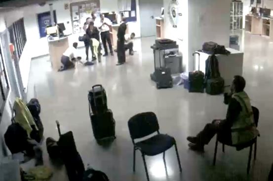 L'équipage Ryanair qui dort par terre s'est mis en scène (+Vidéo)