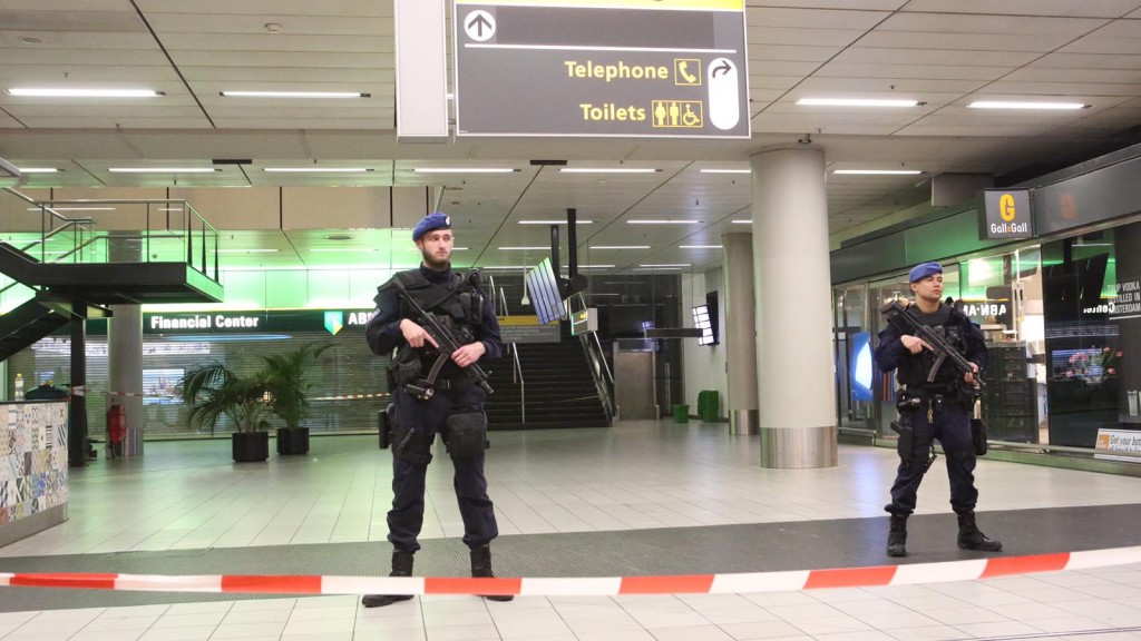 Amsterdam Schiphol partiellement évacué après une alerte à la bombe