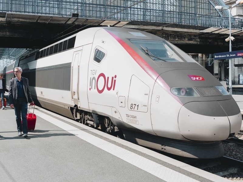 TGV Inoui arrive à Lille